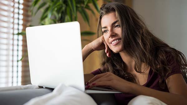 leyendo-noticia-portatil leyendo-noticia-portatil