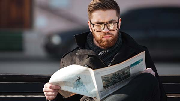 persona-leyendo-periodico-noticias persona-leyendo-periodico-noticias